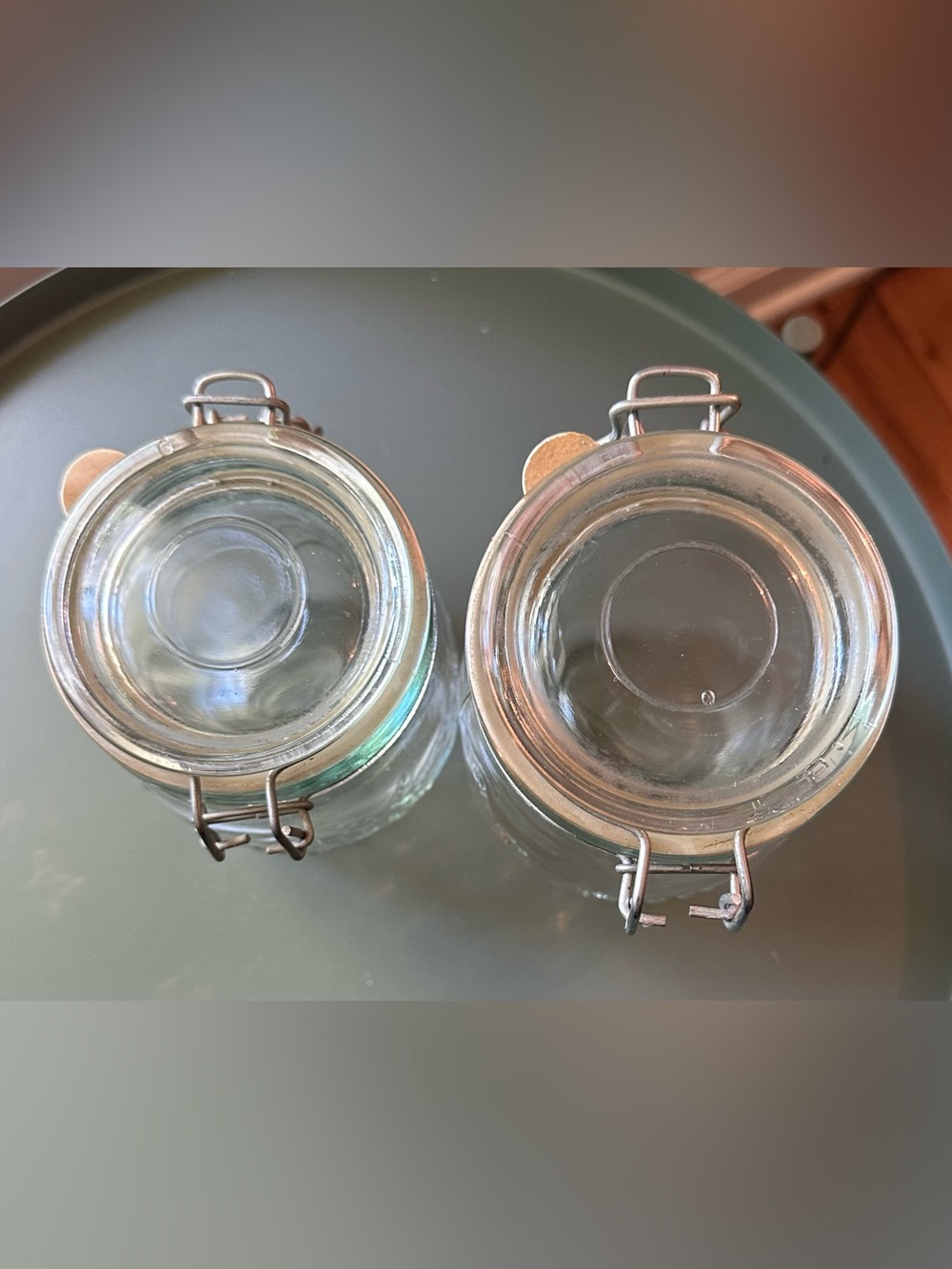 Set of two glass vintage jars with metal clasps - Picture 5 of 9